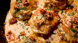 Готовое блюдо из курицы в сковороде под соусом