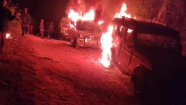 Жители деревени подожгли машины военных