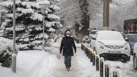 Человек идет по улице зимой