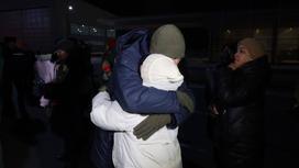 Родные встречают казахстанских спасателей, вернувшихся из Турции