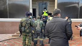 Сотрудники полиции и пожарные на месте происшествия