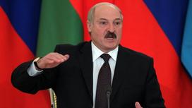 Лукашенко эмоционально говорит на фоне флага
