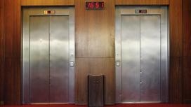 Двери лифта в фойе здания