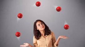 Девушка подбрасывает вверх пять красных шариков один за другим