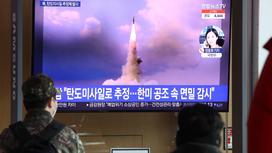 Жители Сеула смотрят на запуск ракеты Северной Кореей