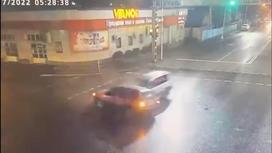 Машина врезалась во внедорожник на перекрестке в Алматы