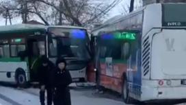 Два автобуса столкнулись на дороге
