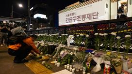 Жители Сеула приносят цветы к месту трагедии