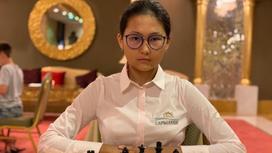 Бибисара Асаубаева играет в шахматы