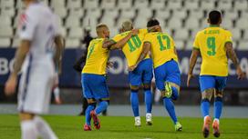 Футболисты сборной Бразилии празднуют забитый мяч