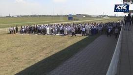 Люди, готовящиеся к намазу, на ипподроме в Павлодарской области