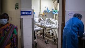 Заболевшая женщина лежит на больничной койке
