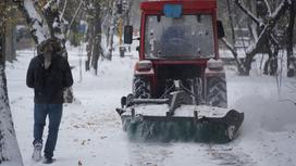 Улица во время снегопада в Алматы