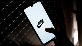 Логотип Nike на экране телефона