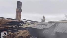 Өрт сөндіріп жатқан өрт сөндірушілер