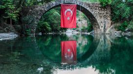 Турецкий флаг над водой