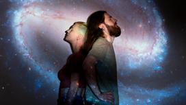 Мужчина и женщина на фоне звездного неба
