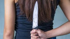 Девушка с ножом в руках