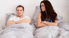 Мужчина и девушка лежат в постели