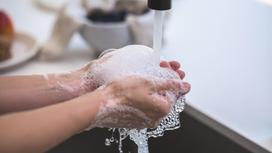 Руки с мылом под краном с водой