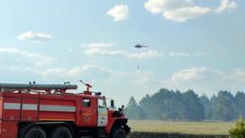 Пожарная машина и вертолет