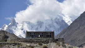 Дом на фоне пика Шишпер в Пакистане