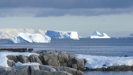 Ледяные горы на побережье Антарктиды