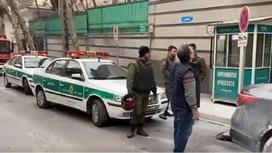 Полиция қызметкерлері Ирандағы Әзербайжан елшілігінің алды