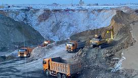 Грузовики ездят по территории рудника "Майкаинзолото"