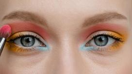 Голубые глаза, подведенные розовыми, оранжевыми и голубыми тенями