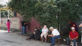 Люди возле дома Анаиды Демирчан