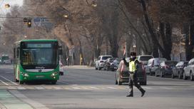 Регулировщик на улице в Алматы