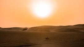 Солнце в небе над пустыней