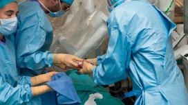 Врачи проводят операцию по пересадке органов