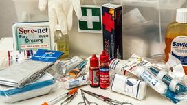 Лекарственные препараты и медицинские принадлежности на столе