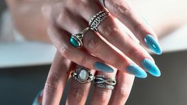Длинные овальные ногти с красивым голубым маникюром