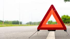 Предупреждающий знак стоит на дороге