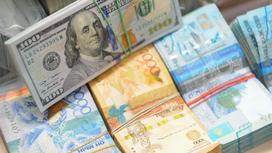 Долларовые и тенговые банкноты