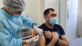 Глава УОЗ Алматы Тимур Муратов получает вторую дозу вакцины от КВИ