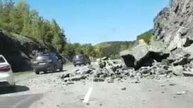 Обломки скалы лежат на трассе