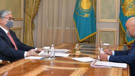 Касым-Жомарт Токаев и Умирзак Шукеев сидят за столом