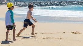 Дети играют на берегу моря