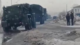 Колонна военной техники армии РФ едет по дороге