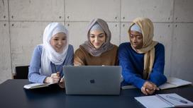 Девушки в хиджабах
