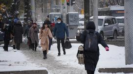 Люди переходят дорогу в снежную погоду