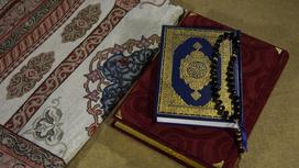 Коран и коврик для молитвы на Курбан-айт