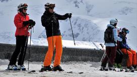 лыжники стоят на снегу