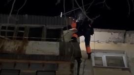 Спасатель с альпинистским снаряжением