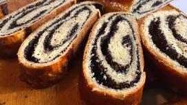 Рулет с маком, нарезанный ломтикам Рулет с маком, нарезанный ломтикам