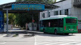 Автобус выезжает со стоянки на улицы Алматы
